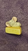 Ceramiczna stara mała  figurka myszka na serze