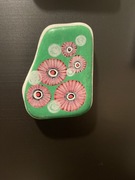 Magnes na lodówkę z kamienia naturalnego z ręcznie wykonanym rysunkiem