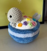 Foka w misce z płatkami | Maskotka Pluszak na szydełku Ręcznie robiona