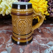 Brązowy ceramiczny kufel z szyszkami chmielu - 0,4 L - L