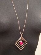 Naszyjnik vintage, długi z czerwonym koralem jako zawieszka.