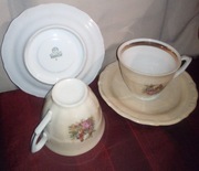 Wałbrzych Tłoczono-Malowany.Beż-Złoto-Romantyczna Para.2Filiżanki 2Spodki.