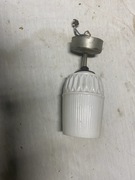 biała szklana lampa wisząca w stylu art deco