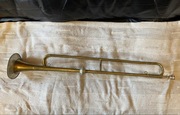 Stara trąbka mosiężna z ustnikiem sygnowanym