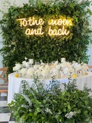 Napis led neon na wesele "To the moon and back"