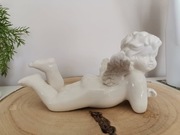 Piękna ceramiczna figurka leżącego anioła