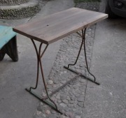 Stary, zabytkowy stolik ogrodowy, kwietnik