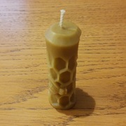 Świeca z wosku pszczelego z motywem plastra