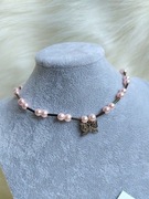 Różowy choker, krótki naszyjnik z motylem