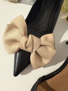 Klipsy do butów duże beżowe kokardy