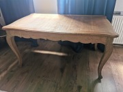 Stół w stylu ludwikowskim