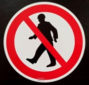 Znak Zakaz przejścia średnica 20 cm