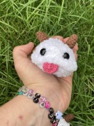 Breloczek inspirowany Poro League of Legends zrobiony na szydełku