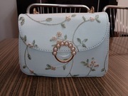 Damska torebka listonoszka – biała z haftem w listki i kwiaty z perłami