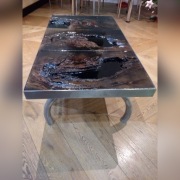 Stolik ozdobny z blatem z żywicy 