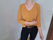 Musztardowy sweterek z dekoltem w serek - Per Una