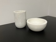 Tygielek do golenia i kubek z marmuru