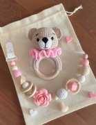 Zestaw podarunkowy: grzechotka + zawieszka na smoczek 