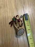 broszka świątecz trąbka.czerwone złote i zielone elementy, blyszczące oczka