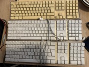 Trzy klawiatury Apple