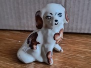 Piesek w brązowe kwiatki łatki figurka ceramiczna