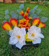 Ręcznie robiony stroik na grób z kwiatami magnolii