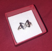 Pierścionek z motylem motylkiem regulowany w kolorze srebrnym