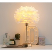 Elegancka lampa nocna stołowa z kloszem z białych piór na komodę USB 