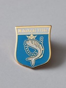 Herb miasta i gmina Mikołajki przypinka pin metaliczna odznaka wpinka