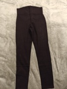 Stylowe, ciemne legginsy z wysokim stanem