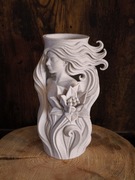 Wazon z kobietą i kwiatem