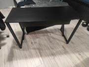 biurko - szerokość 140cm, wysokość 78cm, nogi drewniane, szuflada