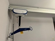 Podnosnik sufitowy dla osób niepełnosprawnych chorych 