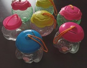 Pojemniki plastikowe w kształcie truskawek i świnek 7 szt razem