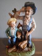 Figurka z porcelany dziadek z wnuczkiem 
