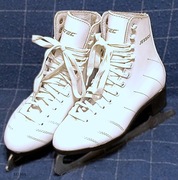 Łyżwy figurowe rozmiar 37 , wkładki 23 cm. Skóra naturalna. NOWE