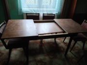 Stół rozkładany i krzesła 