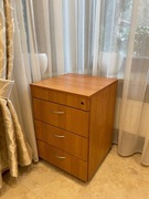 Mobilna szafka pod biurkowa z otworem na zamek