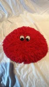 Czerwona włochata poduszka z oczami / dla dziecka / maskotka