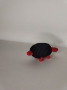 czarno czerwony dziobak breloczek handmade amiurumi