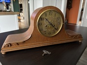 Antyczny zegar kominkowy Napoleon Hat, wahadłowy, sprawny – lata 1920–1940