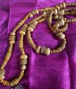 Korale drewniane, długie.