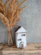 Drewniany domek biały dekoracja