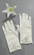 białe, satynowe rękawiczki komunijne dla dziewczynki, ozdobione kokardką 