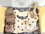 Zestaw Powitalny dla Niemowlaka – Serduszka, Misie i Gryzak