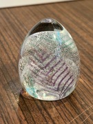 Śliczna szklana ozdoba przycisk do papieru