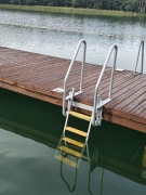 Drabinka kąpielowa składana na pomost.