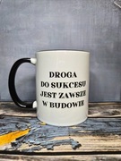 Kubek z tekstem motywującym "Droga do sukcesu jest zawsze w budowie"