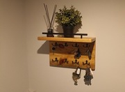 Wieszak na klucze, półka