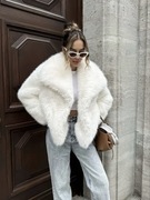 Eleganckie białe futerko damskie Viral – krótka kurtka faux fur premium 